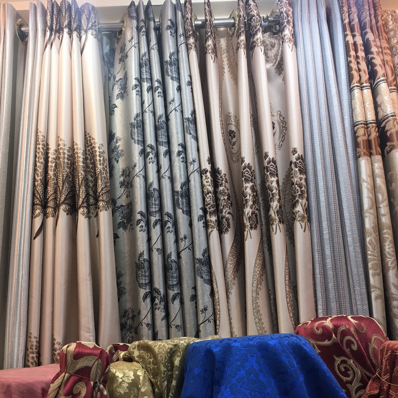 ร้านผ้าม่าน แฟบริค พลัส ผ้าม่านตาไก่ในร้าน จัดวางลวดลายสวยงาม