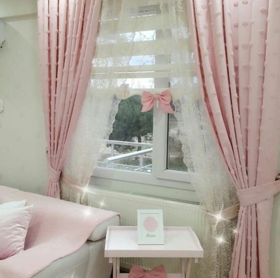 ผ้าม่านสีชมพู สร้างบรรยากาศซอฟท์ๆ น่ารัก หวานแหวว ทำให้ห้องดูนุ่มนวลอ่อนโยน