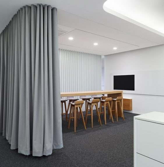 ผ้าม่านสีเทา มีหลากหลายเฉดหลากหลายโทน เข้ากับการตกแต่งภายในแนวโมเดิร์น ดูทันสมัย เรียบหรู