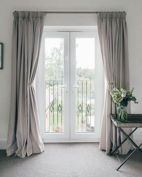 ผ้าม่านสีเทา มีหลากหลายเฉดหลากหลายโทน เข้ากับการตกแต่งภายในแนวโมเดิร์น ดูทันสมัย เรียบหรู