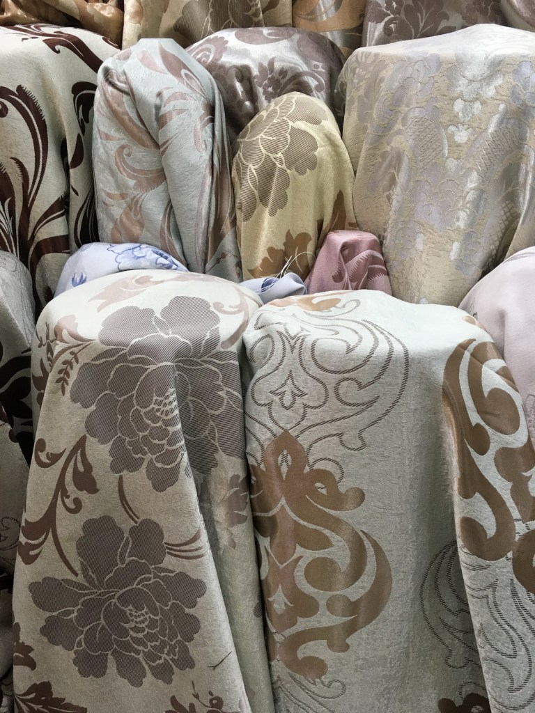 ผ้าม่านกันUV สวยๆ คุณภาพสูง ราคาถูก ร้านผ้าม่าน แฟบริค พลัส อยู่ถนนพาหุรัด