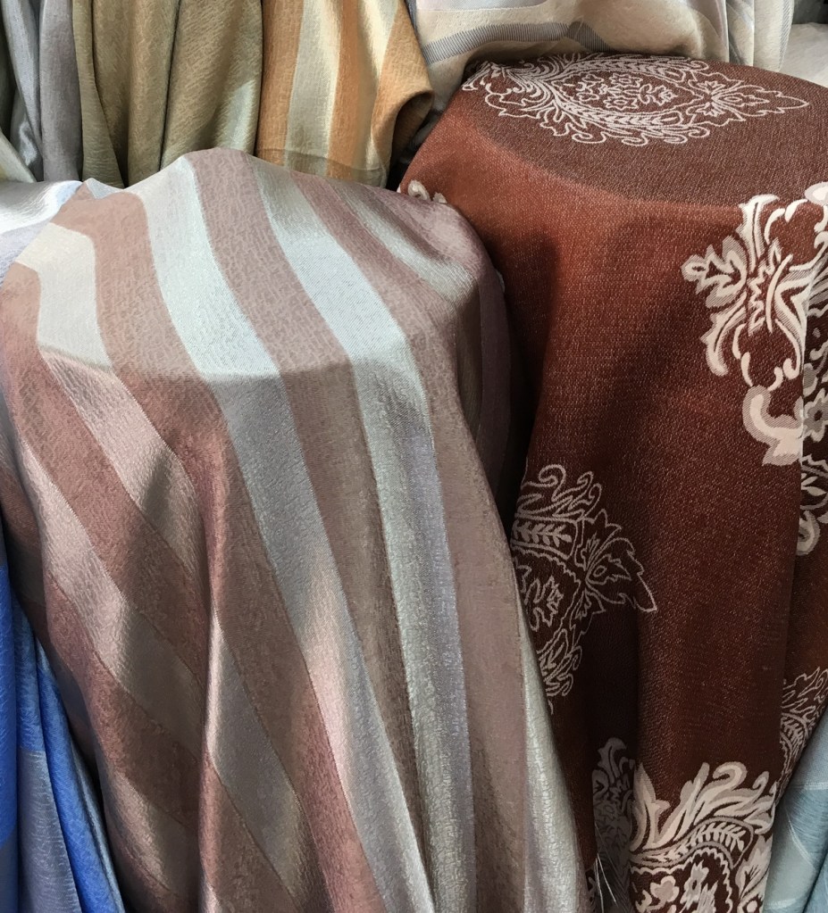 ผ้าม่านกันUV สวยๆ คุณภาพสูง ราคาถูก ร้านผ้าม่าน แฟบริค พลัส อยู่ถนนพาหุรัด