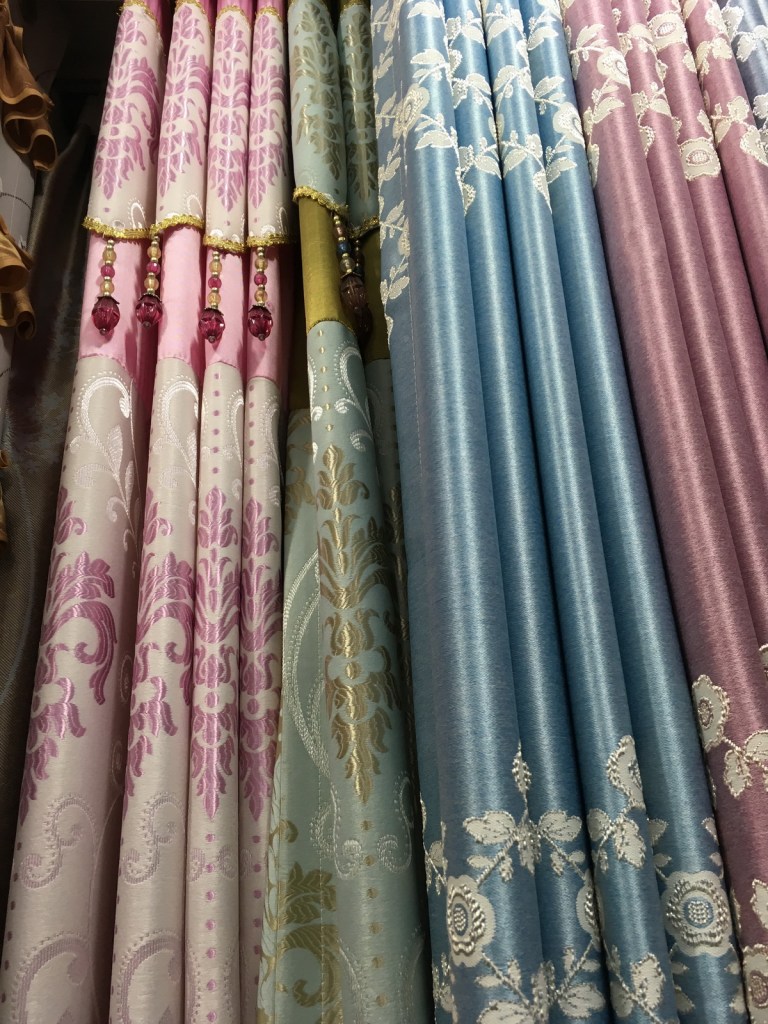 ผ้าม่านกันUV สวยๆ คุณภาพสูง ราคาถูก ร้านผ้าม่าน แฟบริค พลัส อยู่ถนนพาหุรัด