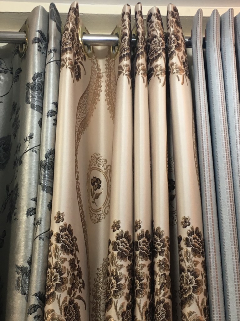 ผ้าม่านตาไก่ จัดลายให้เข้ากับลอน เป็นผ้าม่านกันUV เนื้อ Yarn Dye ดูสวยงาม มีมิติ