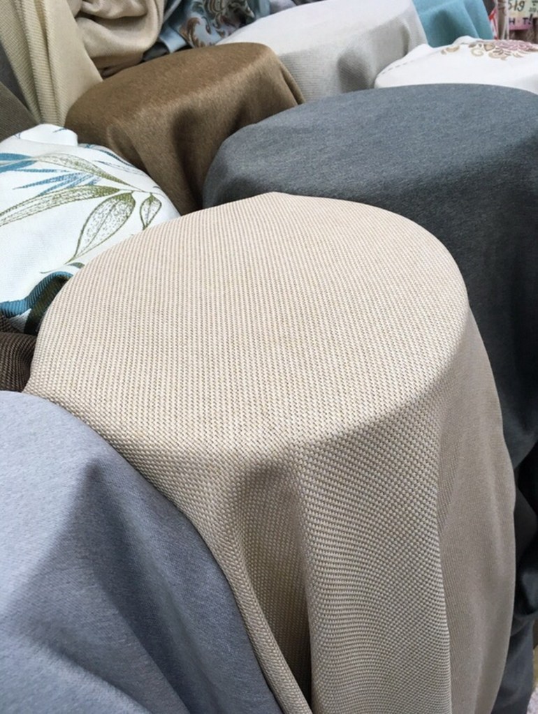 ผ้าม่านกันUV ทอลายกระสอบ สีครีม เนื้อหนาพิเศษ ผ้าม่านกันUV ร้านผ้าม่านพาหุรัด บริษัท แฟบริค พลัส แหล่งผ้าทำผ้าม่านประเทศไทย