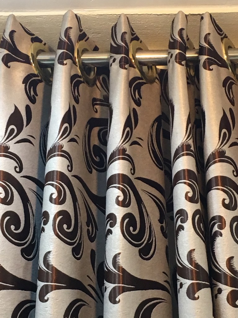 ผ้าม่านไร้รอยต่อ มีลวดลายต่อเนื่องตลอดผืน การจัดลอนจะง่ายเพราะสามารถจัดตามดีไซน์ผ้า