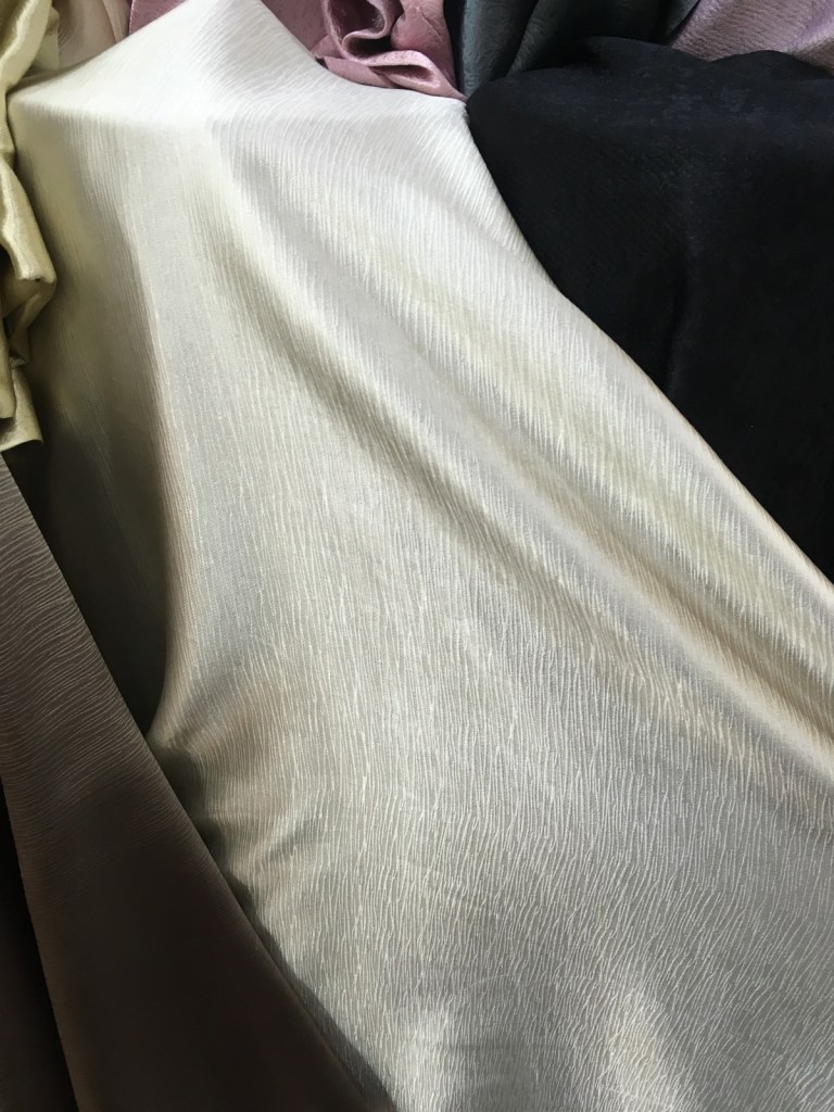 ผ้าม่านกันUV เนื้อเงา ทอละเอียด ร้านผ้าม่านพาหุรัด บริษัท แฟบริค พลัส แหล่งผ้าทำผ้าม่านประเทศไทย