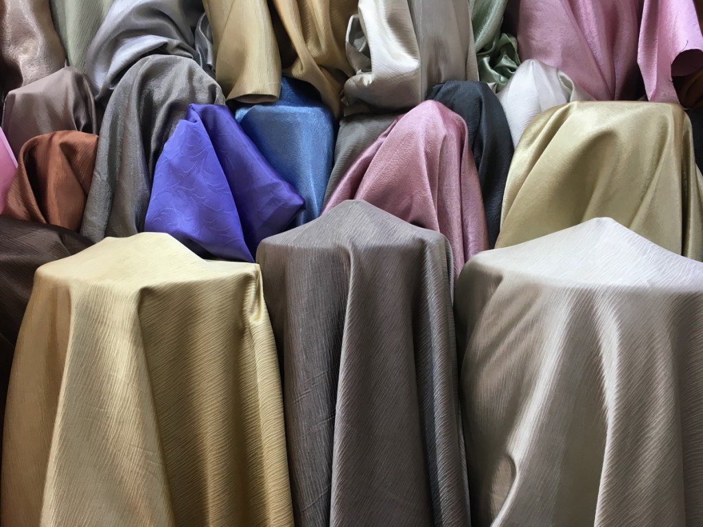 ผ้าม่านกันUV เนื้อเงา ทอละเอียด ร้านผ้าม่านพาหุรัด บริษัท แฟบริค พลัส แหล่งผ้าทำผ้าม่านประเทศไทย