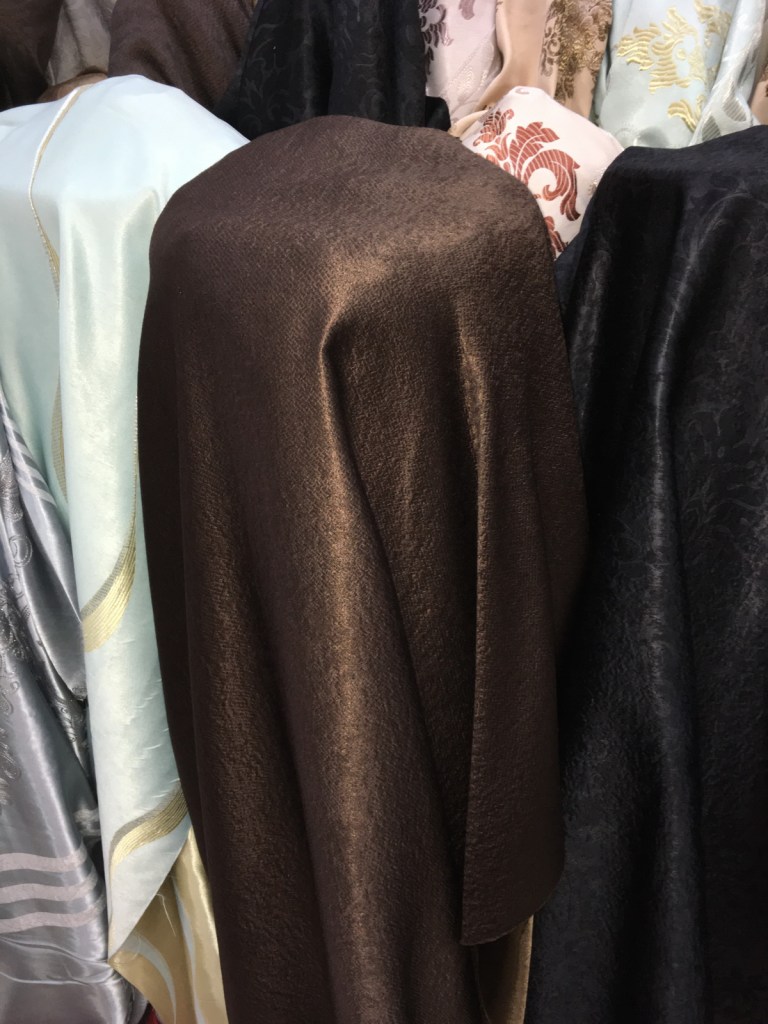 ผ้าม่านกันUV สีน้ำตาล rich brown พื้นผิวดีเยี่ยม หน้ากว้าง 2.80 เมตร ผ้าม่านกันUV ร้านผ้าม่านพาหุรัด บริษัท แฟบริค พลัส แหล่งผ้าทำผ้าม่านประเทศไทย