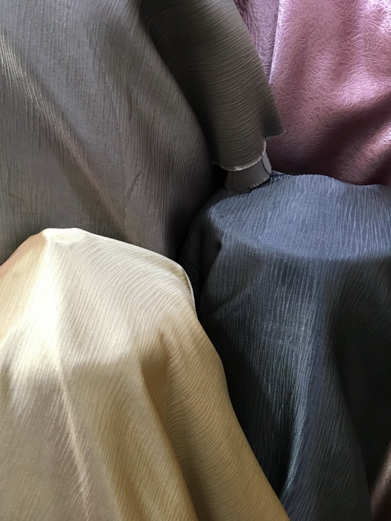 ผ้าม่านกันUV เนื้อเงา ทอละเอียด ร้านผ้าม่านพาหุรัด บริษัท แฟบริค พลัส แหล่งผ้าทำผ้าม่านประเทศไทย