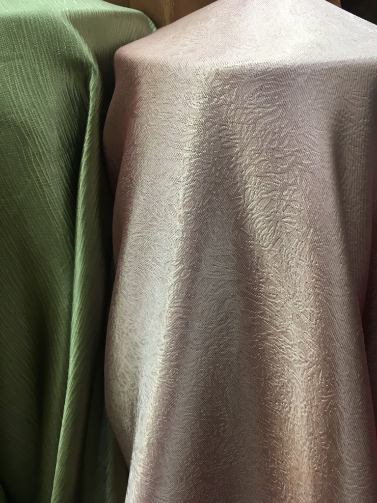 ผ้าม่านกันUV เนื้อเงา ทอละเอียด ร้านผ้าม่านพาหุรัด บริษัท แฟบริค พลัส แหล่งผ้าทำผ้าม่านประเทศไทย