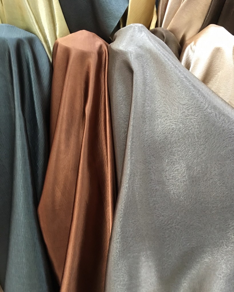 ผ้าม่านกันUV เนื้อเงา ทอละเอียด ร้านผ้าม่านพาหุรัด บริษัท แฟบริค พลัส แหล่งผ้าทำผ้าม่านประเทศไทย