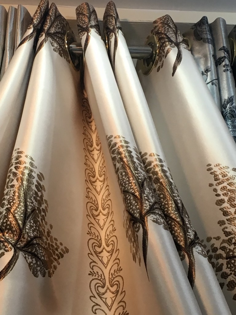 ผ้าม่านสวยๆ ไร้รอยต่อ ใช้ผ้าหน้ากว้าง 2.80 เมตร วางลวดลายตามหน้าผ้า ร้านผ้าม่าน ATM Decor บริษัท แฟบริค พลัส พาหุรัด