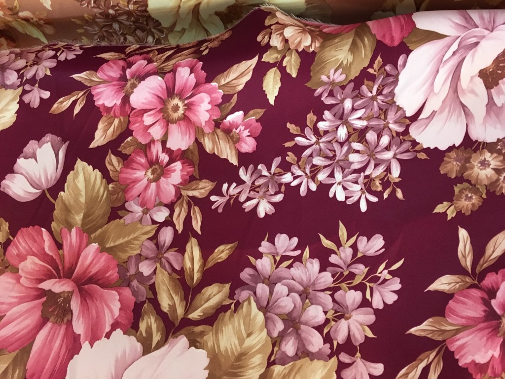 ผ้าม่านลายดอกไม้สวยๆ ดูมีสีสัน หน้ากว้างพิเศษ ร้านผ้าม่าน แฟบริค พลัส พาหุรัด