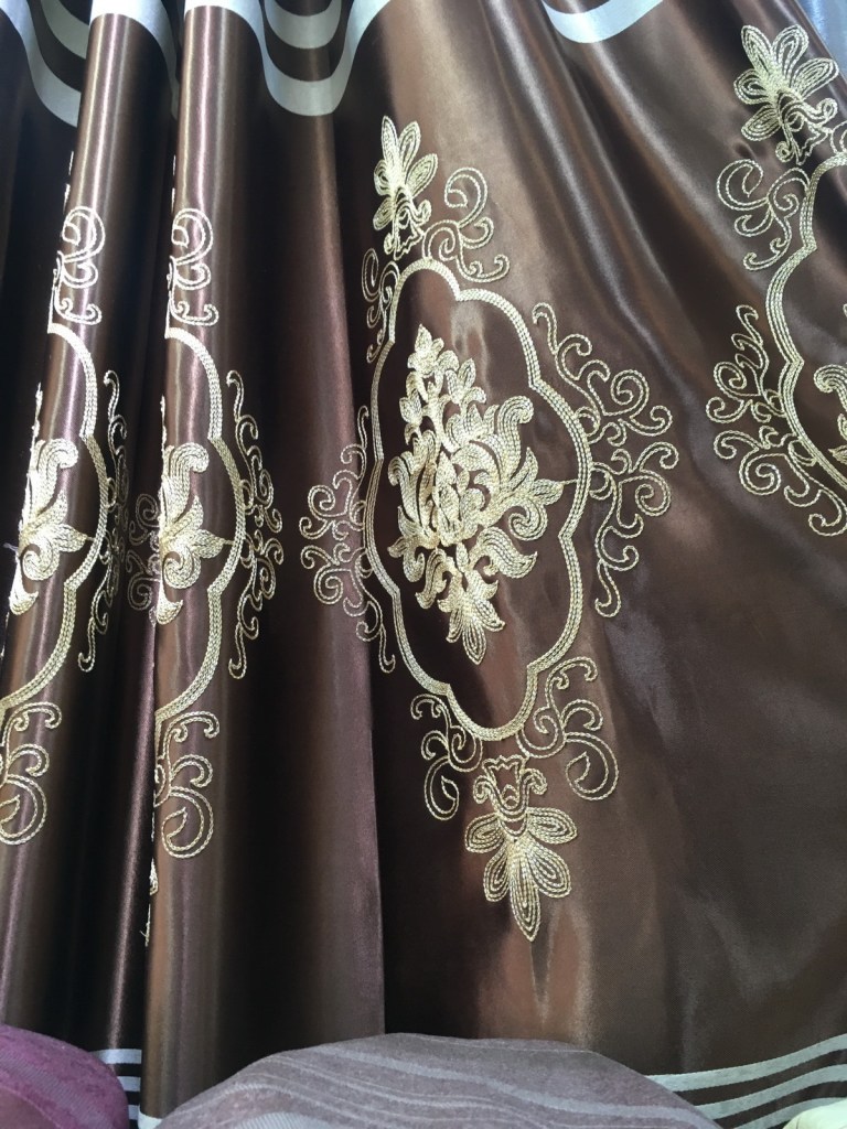 ผ้าม่านสวยๆ ไร้รอยต่อ ใช้ผ้าหน้ากว้าง 2.80 เมตร วางลวดลายตามหน้าผ้า ร้านผ้าม่าน ATM Decor บริษัท แฟบริค พลัส พาหุรัด