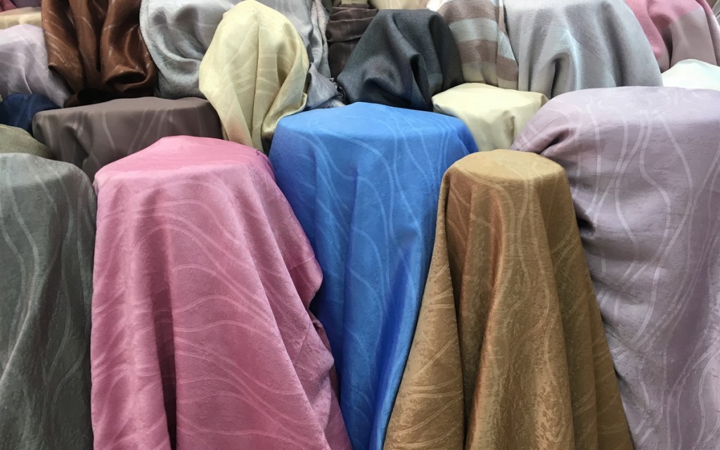 ผ้าม่านสีพื้น เหมาะกับการตกแต่งทุกสไตล์ ดูเรียบหรู ทันสมัย