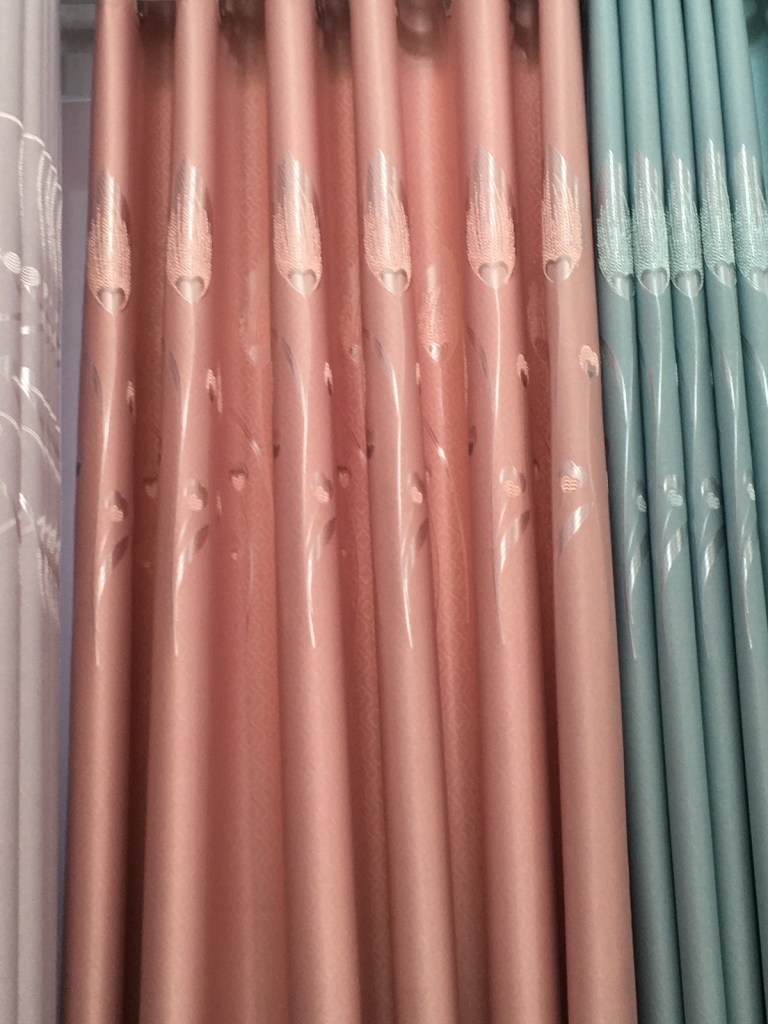 ผ้าม่านไร้รอยต่อ มีลวดลายต่อเนื่องตลอดผืน การจัดลอนจะง่ายเพราะสามารถจัดตามดีไซน์ผ้า