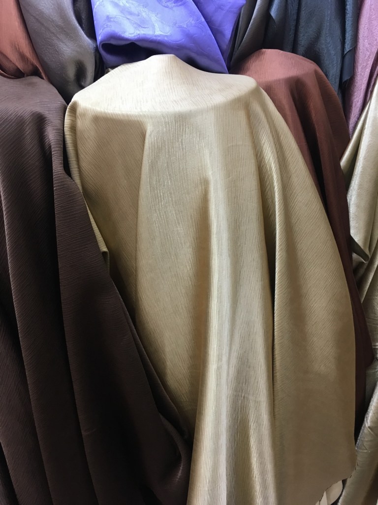 ผ้าสำหรับตัดม่าน กันยูวี เนื้อเงา สีทอง ร้านผ้าม่านพาหุรัด สวย ราคาถูก บริษัท แฟบริค พลัส แหล่งผ้าทำผ้าม่านประเทศไทย