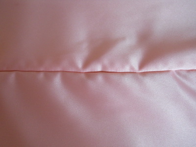 ผ้าม่านสีพื้นจะเห็นรอยต่อได้ชัดเจน