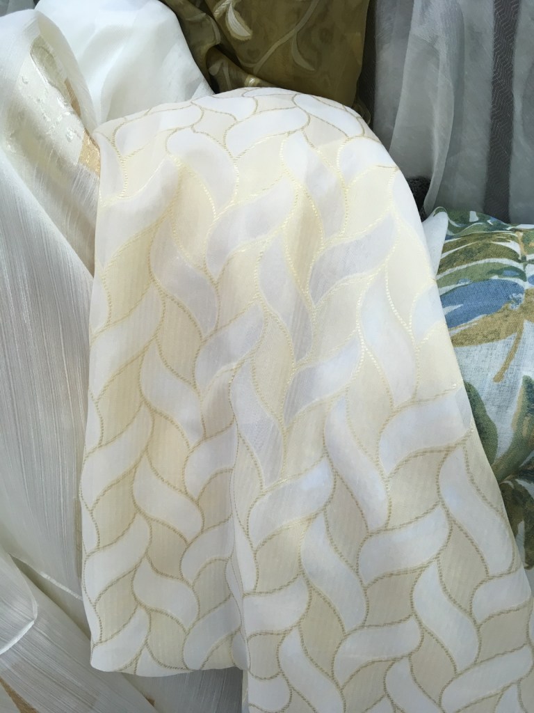 ผ้าม่านโปร่งสวยๆ ลาย Modern สีทอง บริษัทผ้าม่าน มีหน้าร้านอยู่ใจกลางตลาดผ้าประเทศไทย