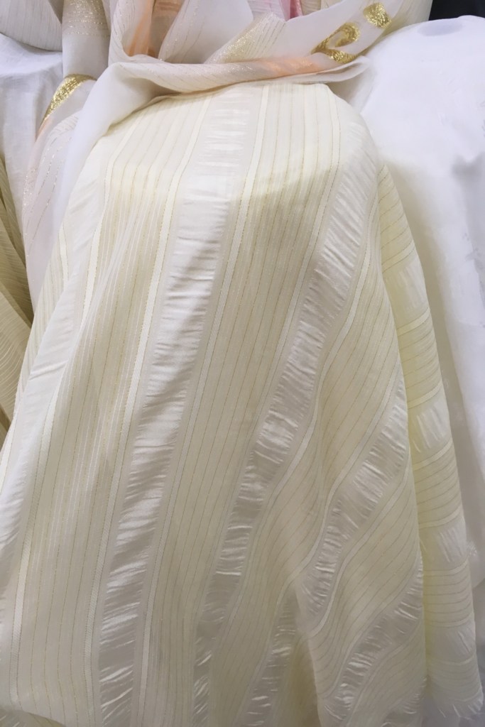 ผ้าม่านโปร่งสวยๆ ลายทางสีทอง