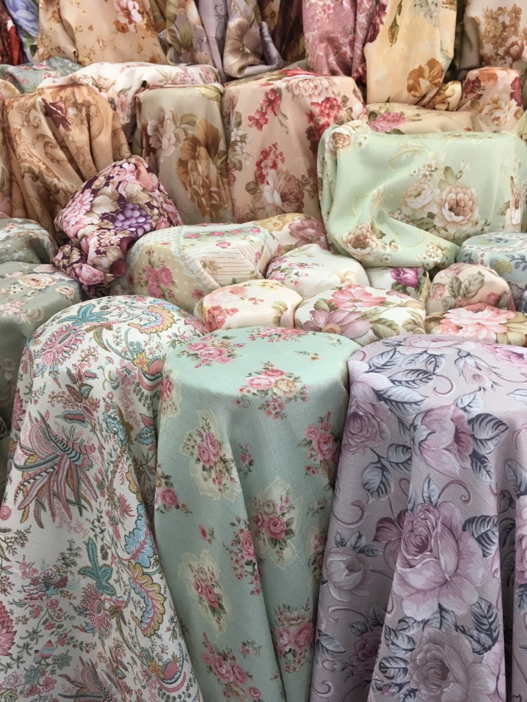 ผ้าม่านลายดอกไม้ หน้ากว้าง 55 นิ้ว ร้านผ้าม่าน แฟบริค พลัส