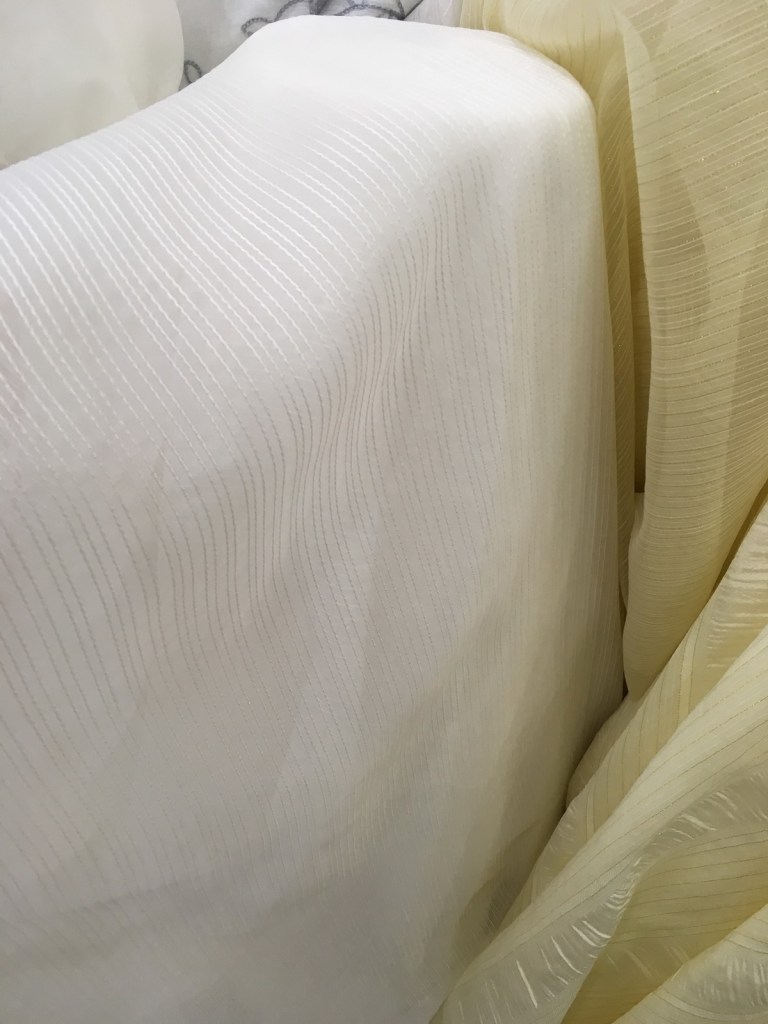 ผ้าม่านโปร่ง สีขาว ลายริ้วเล็ก ร้านผ้าม่านอยู่ติดถนนพาหุรัด