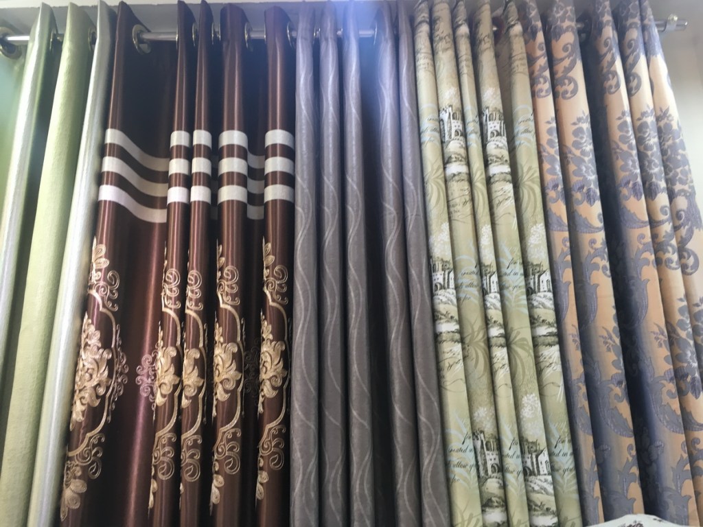 ผ้าม่านสวยๆมากมาย เย็บเป็นตัวอย่างให้เห็นลวดลาย หน้าร้านมีผ้าโชว์เป็นม้วนๆ
