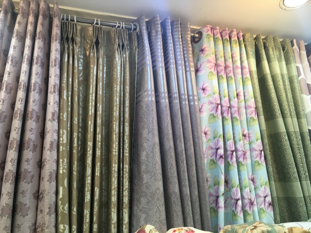 ผ้าม่านสวยๆมากมาย เย็บเป็นตัวอย่างให้เห็นลวดลาย หน้าร้านมีผ้าโชว์เป็นม้วนๆ
