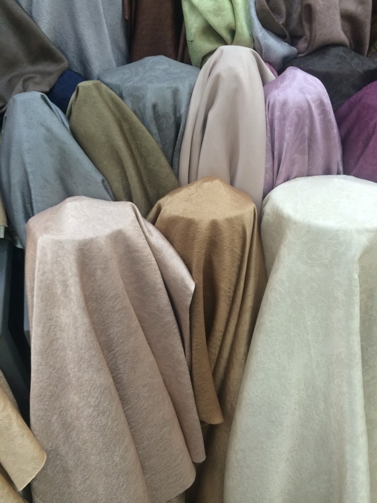 ผ้าหุ้มเบาะ เนื้อหนา เงา หน้ากว้าง 2.80 เมตร สีสวย