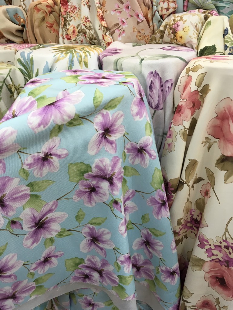 ผ้าม่านลายดอกไม้สวยๆ จำหน่ายราคาส่ง ที่ร้านผ้าม่าน ATM Decor บริษัท แฟบริค พลัส พาหุรัด