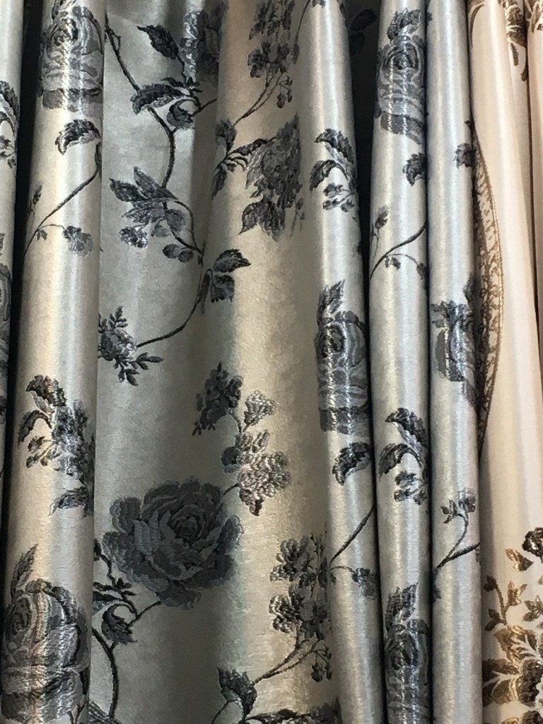 ผ้าม่านลายดอกไม้สวยๆ จำหน่ายราคาส่ง ที่ร้านผ้าม่าน ATM Decor บริษัท แฟบริค พลัส พาหุรัด