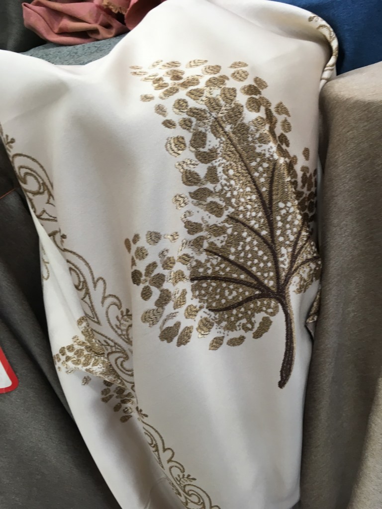 ผ้าม่านลายดอกไม้สวยๆ จำหน่ายราคาส่ง ที่ร้านผ้าม่าน ATM Decor บริษัท แฟบริค พลัส พาหุรัด