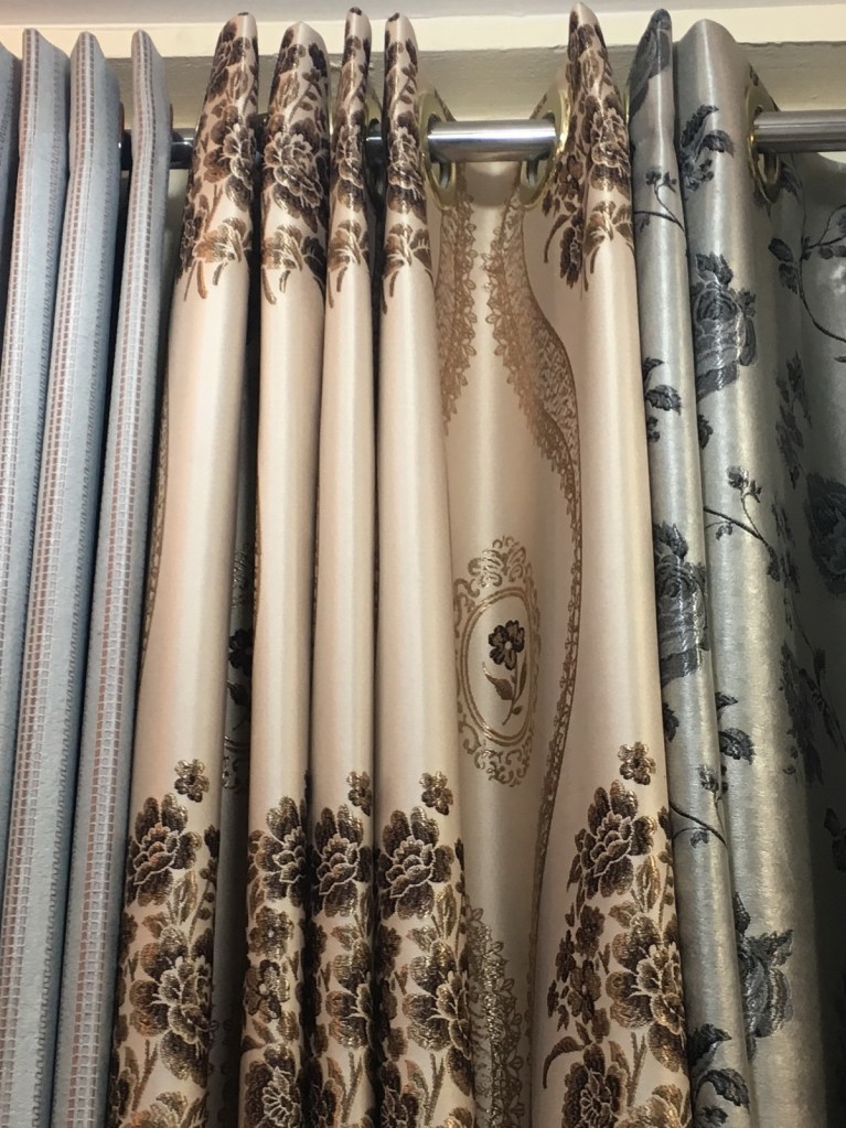 ผ้าม่านลายดอกไม้สวยๆ จำหน่ายราคาส่ง ที่ร้านผ้าม่าน ATM Decor บริษัท แฟบริค พลัส พาหุรัด