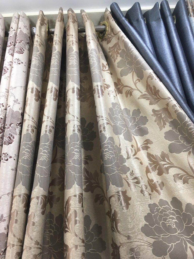 ผ้าม่านลายดอกไม้สวยๆ จำหน่ายราคาส่ง ที่ร้านผ้าม่าน ATM Decor บริษัท แฟบริค พลัส พาหุรัด