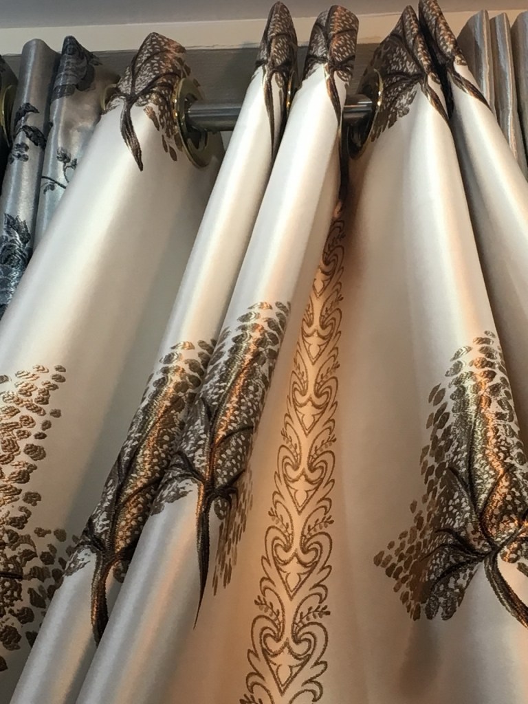 ผ้าม่านลายดอกไม้สวยๆ จำหน่ายราคาส่ง ที่ร้านผ้าม่าน ATM Decor บริษัท แฟบริค พลัส พาหุรัด