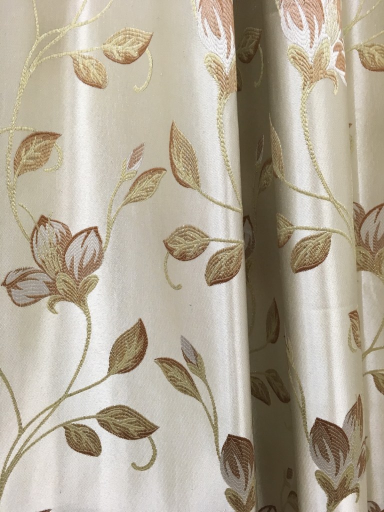 ผ้าม่านลายดอกไม้สวยๆ จำหน่ายราคาส่ง ที่ร้านผ้าม่าน ATM Decor บริษัท แฟบริค พลัส พาหุรัด