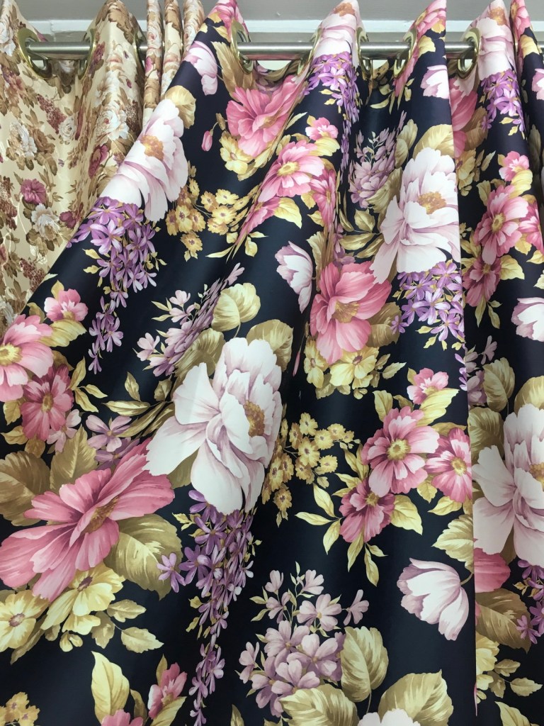 ผ้าม่านลายดอกไม้สวยๆ จำหน่ายราคาส่ง ที่ร้านผ้าม่าน ATM Decor บริษัท แฟบริค พลัส พาหุรัด