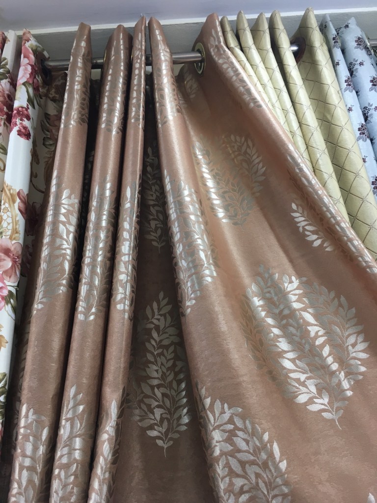 ผ้าม่านลายดอกไม้สวยๆ จำหน่ายราคาส่ง ที่ร้านผ้าม่าน ATM Decor บริษัท แฟบริค พลัส พาหุรัด