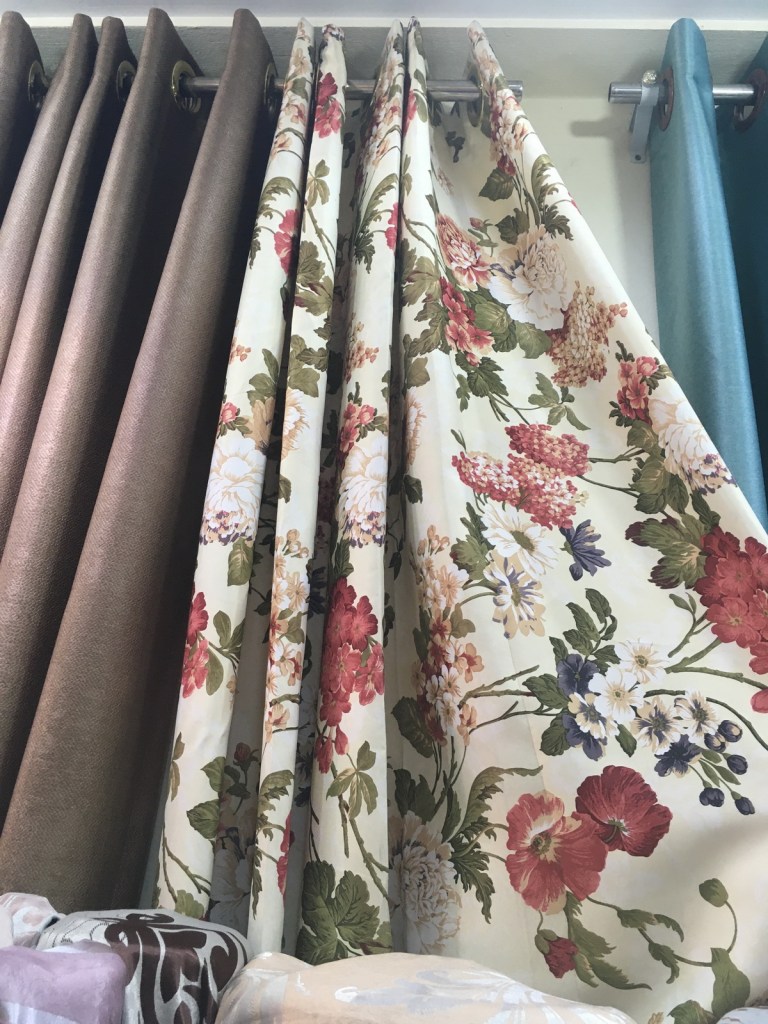 ผ้าม่านลายดอกไม้สวยๆ จำหน่ายราคาส่ง ที่ร้านผ้าม่าน ATM Decor บริษัท แฟบริค พลัส พาหุรัด