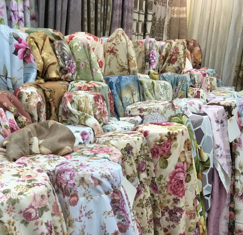 ผ้าม่านลายดอกไม้สวยๆ จำหน่ายราคาส่ง ที่ร้านผ้าม่าน ATM Decor บริษัท แฟบริค พลัส พาหุรัด