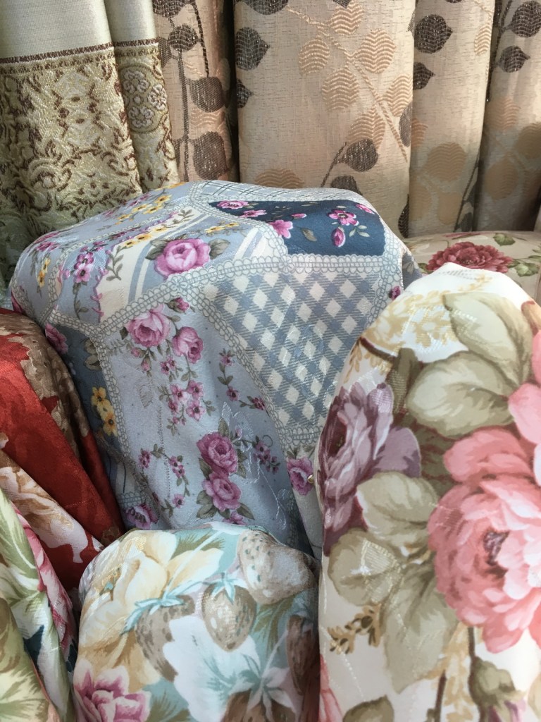 ผ้าม่านลายดอกไม้สวยๆ จำหน่ายราคาส่ง ที่ร้านผ้าม่าน ATM Decor บริษัท แฟบริค พลัส พาหุรัด