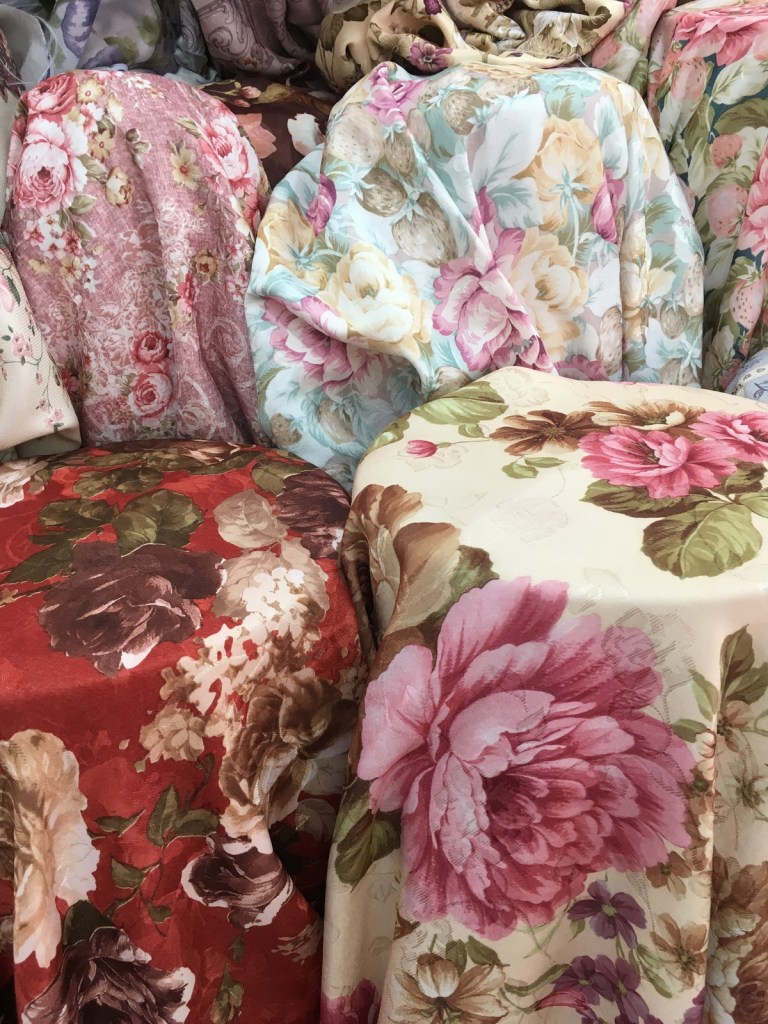 ผ้าม่านลายดอกไม้สวยๆ จำหน่ายราคาส่ง ที่ร้านผ้าม่าน ATM Decor บริษัท แฟบริค พลัส พาหุรัด