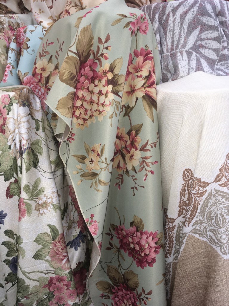 ผ้าม่านลายดอกไม้สวยๆ จำหน่ายราคาส่ง ที่ร้านผ้าม่าน ATM Decor บริษัท แฟบริค พลัส พาหุรัด