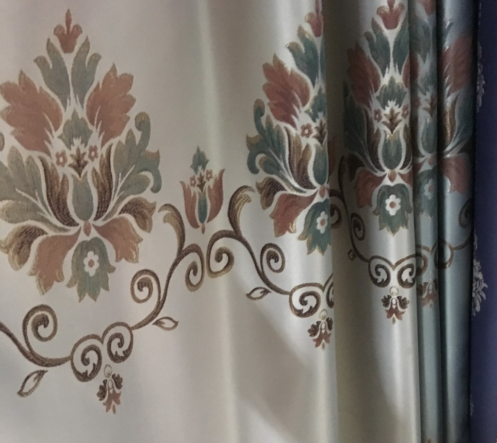 ผ้าม่านลายดอกไม้สวยๆ จำหน่ายราคาส่ง ที่ร้านผ้าม่าน ATM Decor บริษัท แฟบริค พลัส พาหุรัด