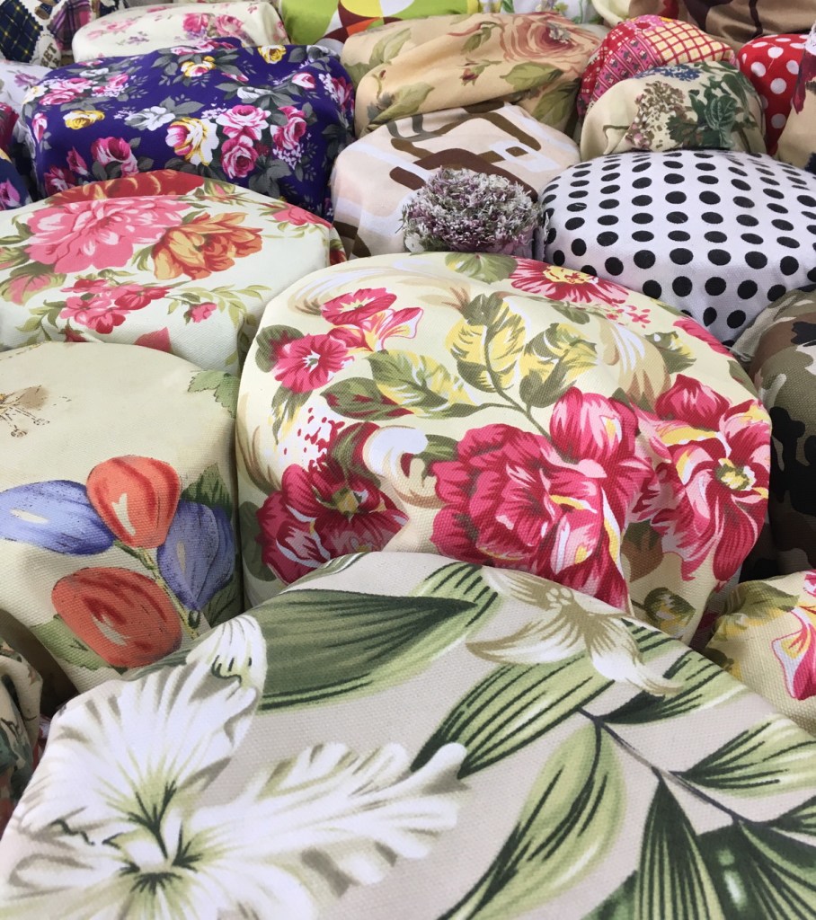 ผ้าม่านลายดอกไม้สวยๆ จำหน่ายราคาส่ง ที่ร้านผ้าม่าน ATM Decor บริษัท แฟบริค พลัส พาหุรัด