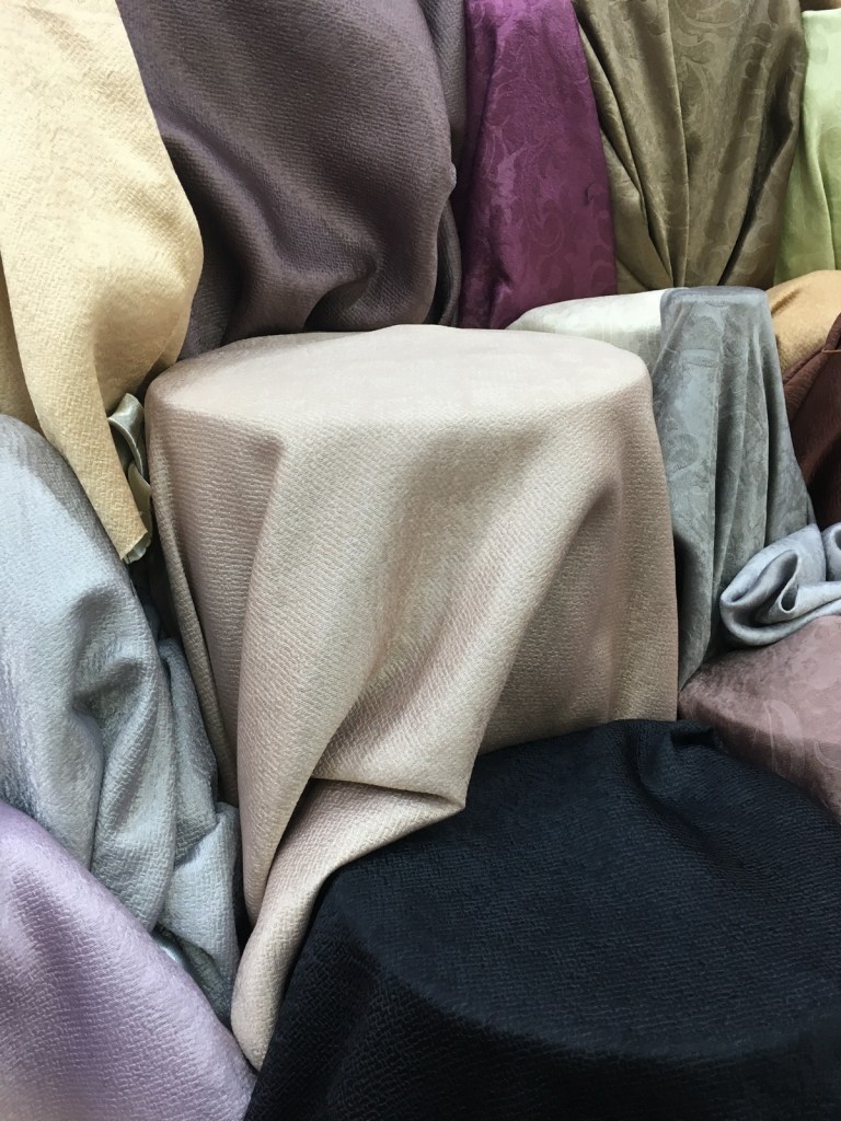 ผ้าหุ้มเบาะ เนื้อหนา เงา หน้ากว้าง 2.80 เมตร สีสวย