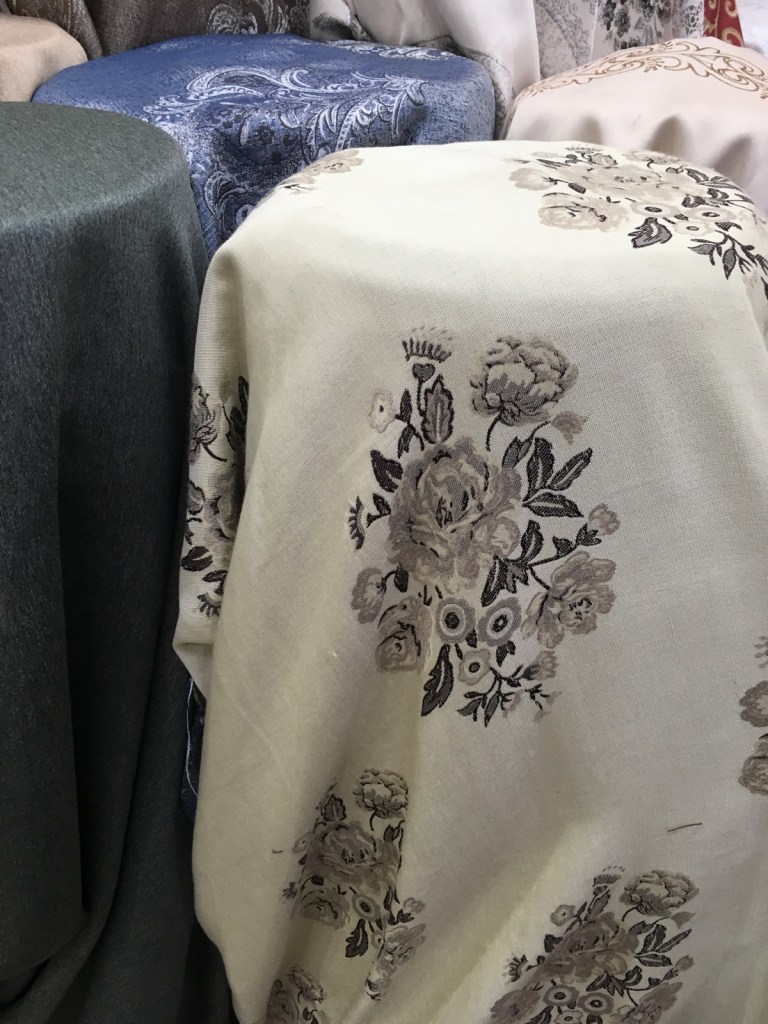 ผ้าม่านลายดอกไม้สวยๆ จำหน่ายราคาส่ง ที่ร้านผ้าม่าน ATM Decor บริษัท แฟบริค พลัส พาหุรัด