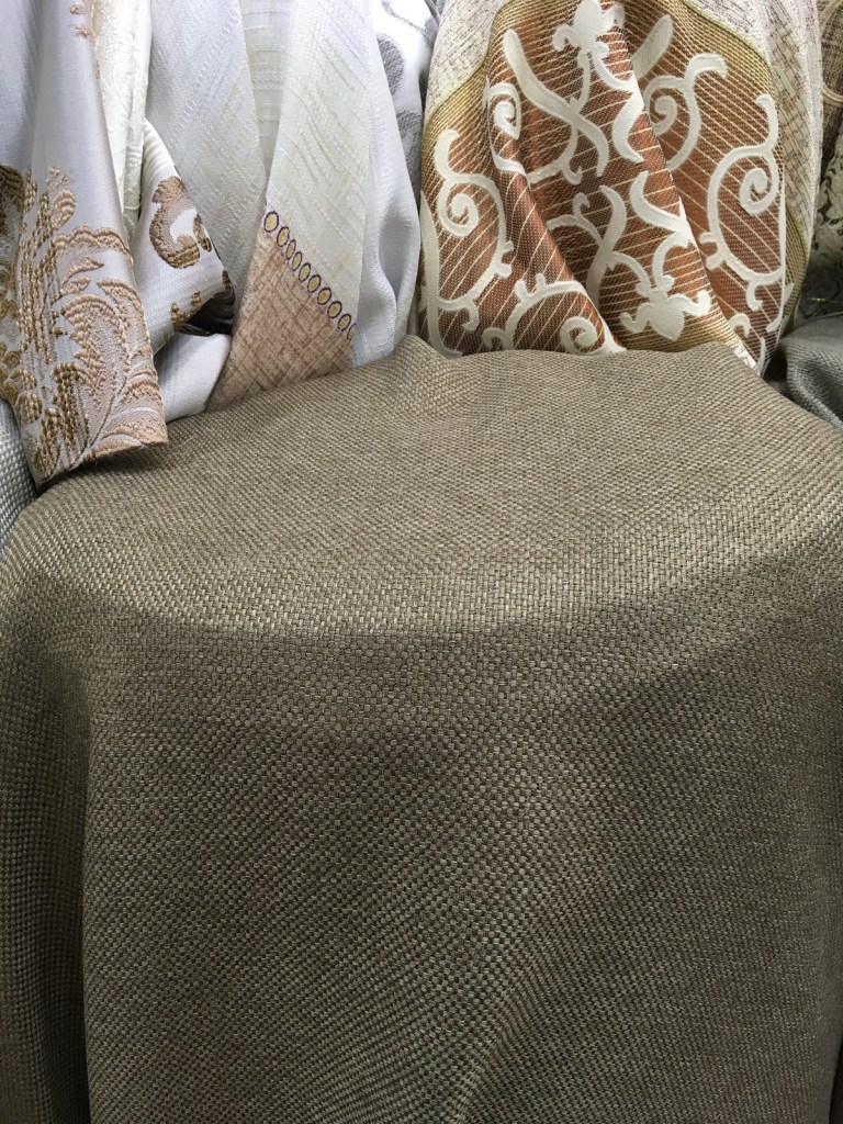 ผ้าหุ้มเบาะเนื้อกระสอบ พื้นสีน้ำตาลเข้ม หน้ากว้างพิเศษ 2.80 เมตร