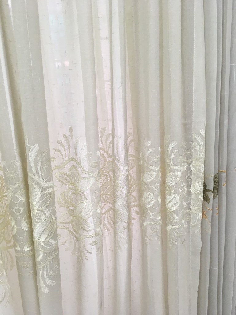 ผ้าม่านโปร่งลายปัก มีหน้ากว้างพิเศษ สำหรับตัดเย็บผ้าม่านแบบไร้รอยต่อ